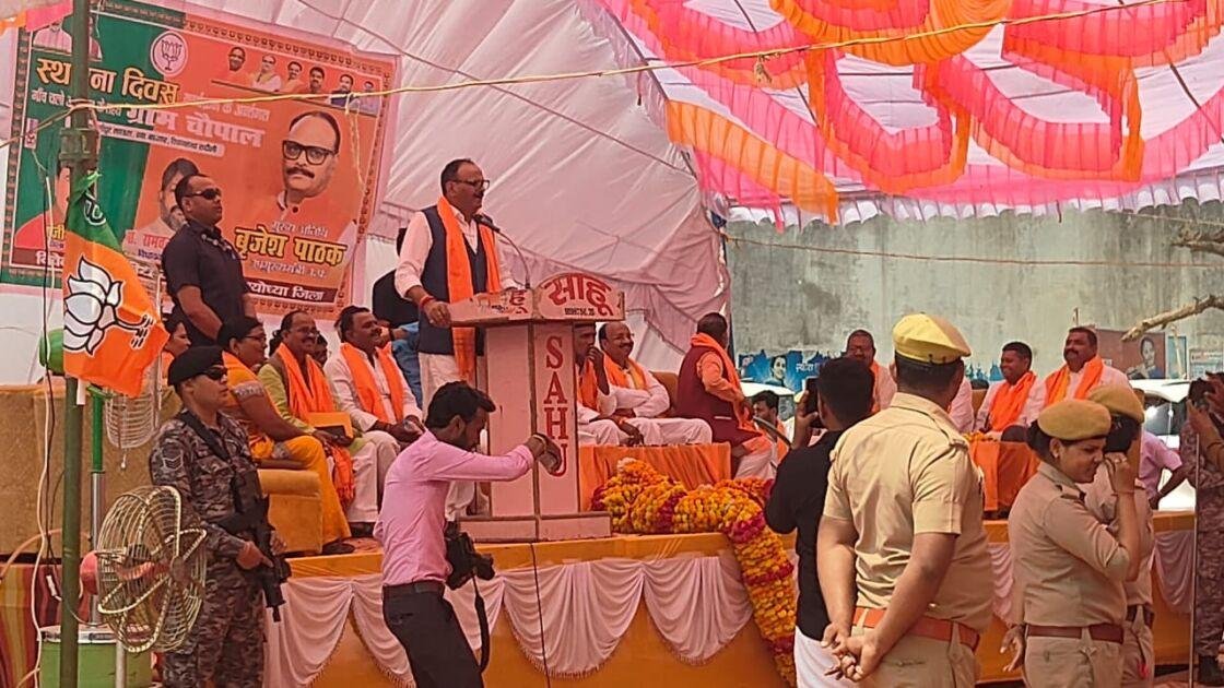 उप मुख्यमंत्री बृजेश पाठक ने ‘सरकार जनता के द्वार’ कार्यक्रम में गिनाई केंद्र व प्रदेश सरकार की उपलब्धियां 2 WhatsApp Image 2025 04 12 at 4.39.27 PM