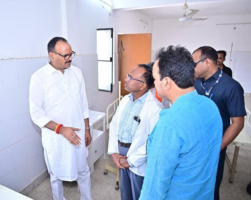 ब्रेकिंग अयोध्या: बृजेश पाठक के निरीक्षण में सीएमओ नदारद, स्वास्थ्य सेवाओं पर उठे सवाल 3 WhatsApp Image 2025 04 12 at 5.02.42 PM