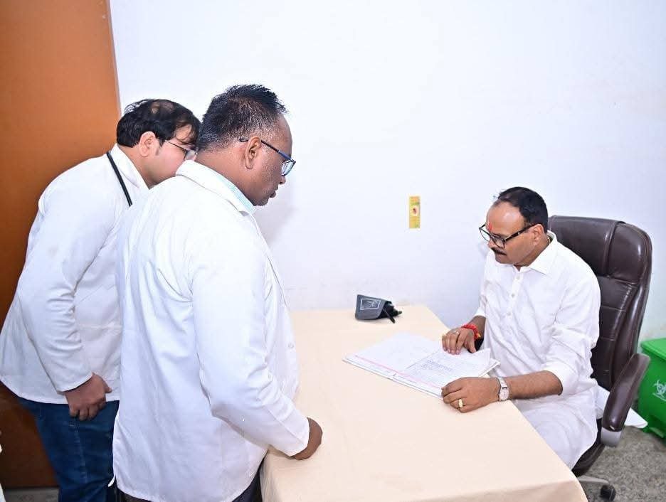ब्रेकिंग अयोध्या: बृजेश पाठक के निरीक्षण में सीएमओ नदारद, स्वास्थ्य सेवाओं पर उठे सवाल 2 WhatsApp Image 2025 04 12 at 5.02.43 PM
