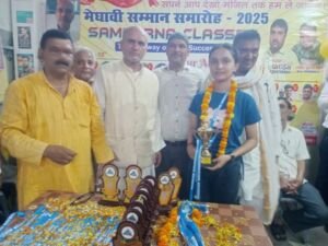 देवरिया के ईचौना में 10वीं और 12वीं के मेधावी छात्रों का सम्मान समारोह, कांग्रेस नेताओं ने बढ़ाया हौसला 1 IMG 20250512 WA0005