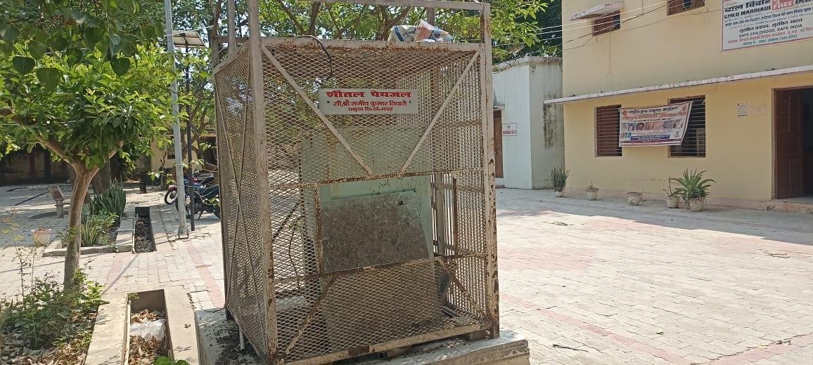 मवई ब्लॉक परिसर की आरओ मशीन खराब