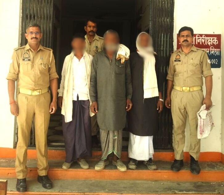 अदलहाट पुलिस द्वारा पकड़े गए गोवंश तस्कर और मुक्त कराए गए मवेशी