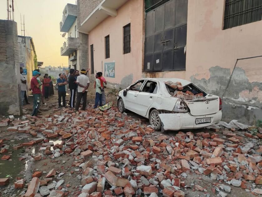 फरीदाबाद में आंधी और बारिश से गिरे पेड़ और ट्रांसफॉर्मर