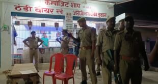 गाजीपुर में शराब की कम्पोजिट दुकानों के बाहर खुलेआम शराबखोरी