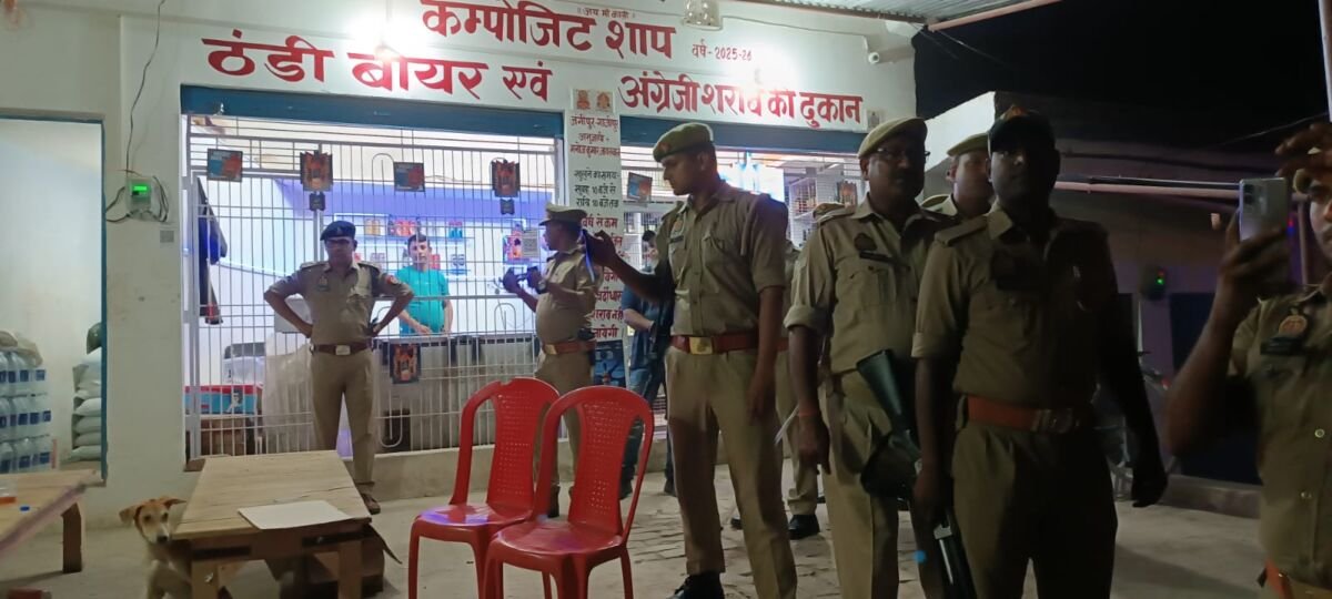 गाजीपुर में शराब की कम्पोजिट दुकानों के बाहर खुलेआम शराबखोरी