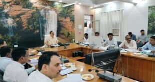 मीरजापुर में मण्डलायुक्त जल जीवन मिशन की बैठक लेते हुए