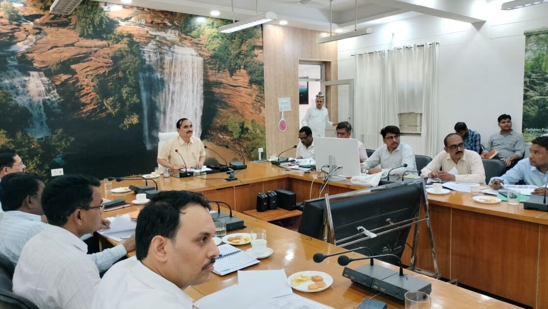 मीरजापुर में मण्डलायुक्त जल जीवन मिशन की बैठक लेते हुए