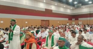 संयुक्त मंडलीय खरीफ गोष्ठी 2025 में किसानों द्वारा मांग पत्र सौंपते हुए किसान नेता