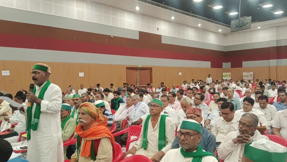 संयुक्त मंडलीय खरीफ गोष्ठी 2025 में किसानों द्वारा मांग पत्र सौंपते हुए किसान नेता