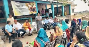 अहरौरा में महिला समूह "एक पेड़ माँ के नाम" अभियान में भाग लेते हुए