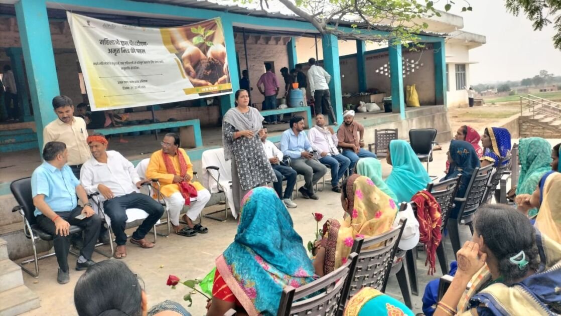 अहरौरा में महिला समूह "एक पेड़ माँ के नाम" अभियान में भाग लेते हुए