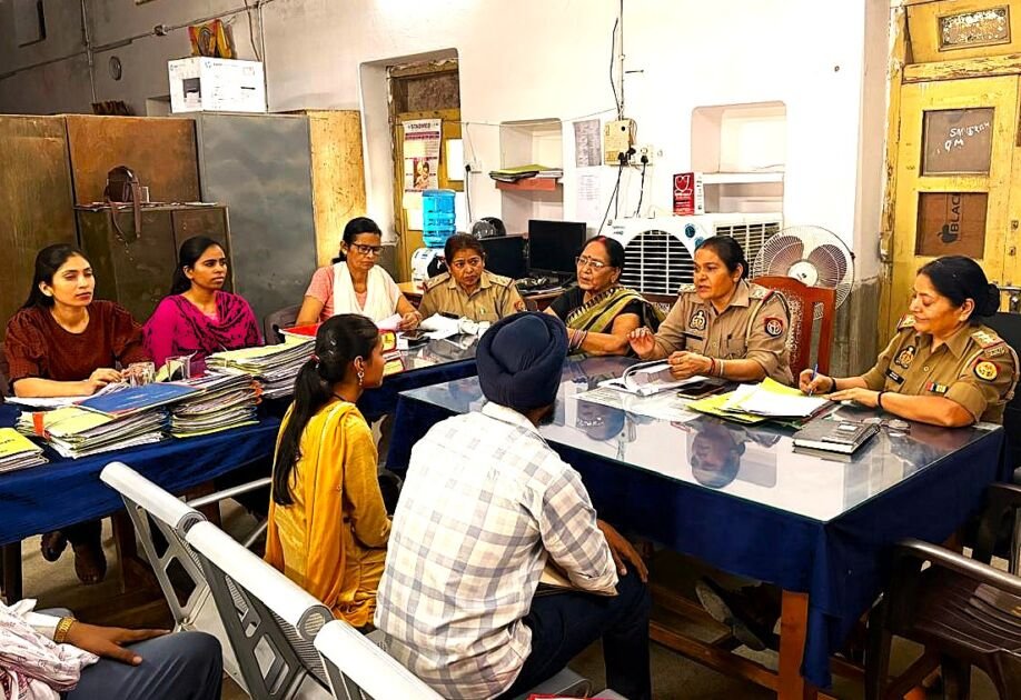 प्रोजेक्ट मिलन में काउंसलिंग के जरिए मिलते दंपत्ति मीरजापुर