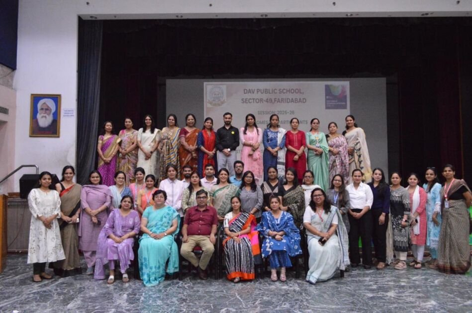 फरीदाबाद डीएवी स्कूल में विज्ञान शिक्षकों के लिए स्टेम डीएलडी कार्यशाला
