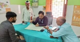 बलिया में मुख्यमंत्री जन आरोग्य मेले का निरीक्षण करते अधिकारी