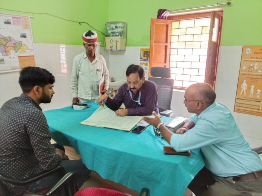 बलिया में मुख्यमंत्री जन आरोग्य मेले का निरीक्षण करते अधिकारी