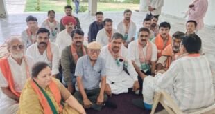 भीनमाल में भाजपा कार्यकर्ता मन की बात कार्यक्रम में शामिल होते हुए