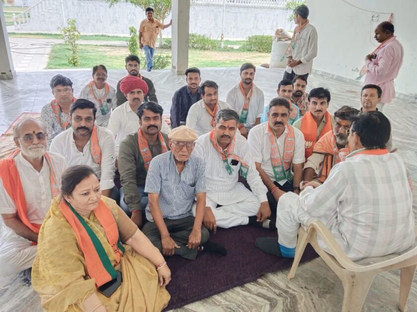 भीनमाल में भाजपा कार्यकर्ता मन की बात कार्यक्रम में शामिल होते हुए