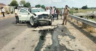 मीरजापुर में कार हादसे के बाद क्षतिग्रस्त वाहन और पुलिस मौके पर