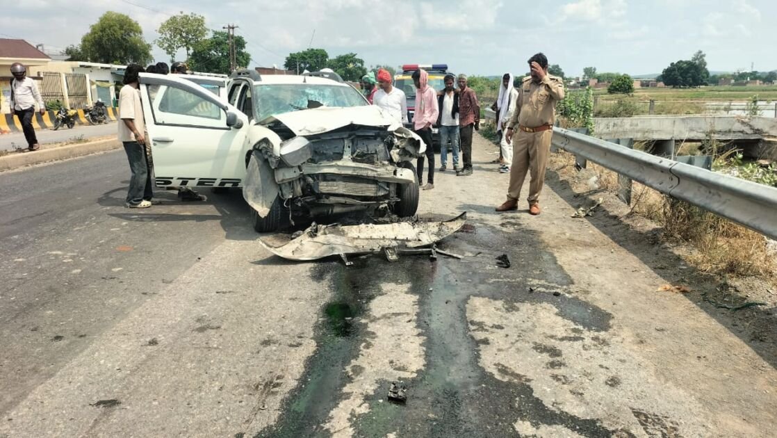 मीरजापुर में कार हादसे के बाद क्षतिग्रस्त वाहन और पुलिस मौके पर
