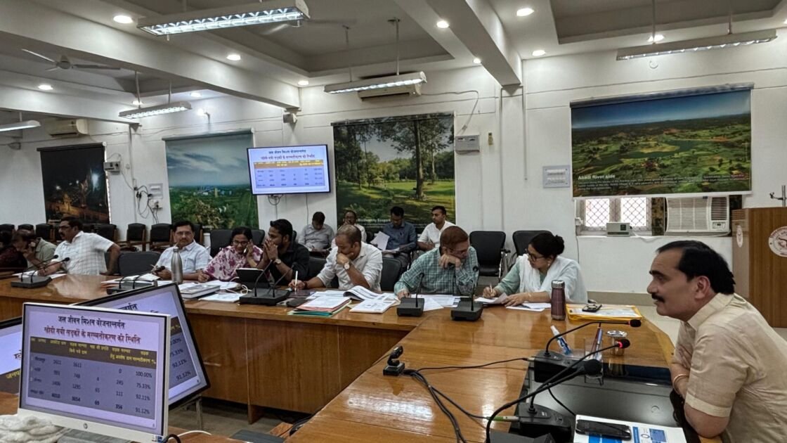 मण्डलायुक्त मीरजापुर की समीक्षा बैठक में अधिकारीगण उपस्थित