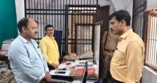 जिलाधिकारी मंगला प्रसाद सिंह बलिया कलेक्ट्रेट में निरीक्षण करते हुए