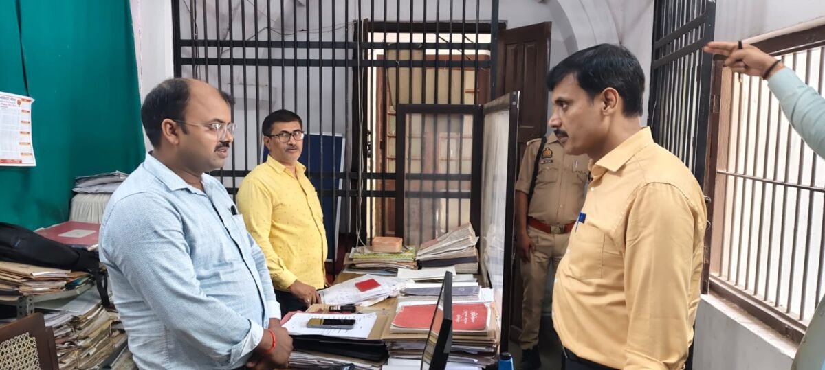 जिलाधिकारी मंगला प्रसाद सिंह बलिया कलेक्ट्रेट में निरीक्षण करते हुए