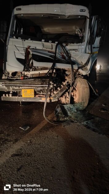 मीरजापुर में ट्रेलर दुर्घटना स्थल पर पुलिस और क्षतिग्रस्त वाहन