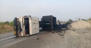 मीरजापुर में कोयला लदी ट्रक पलटने की घटना