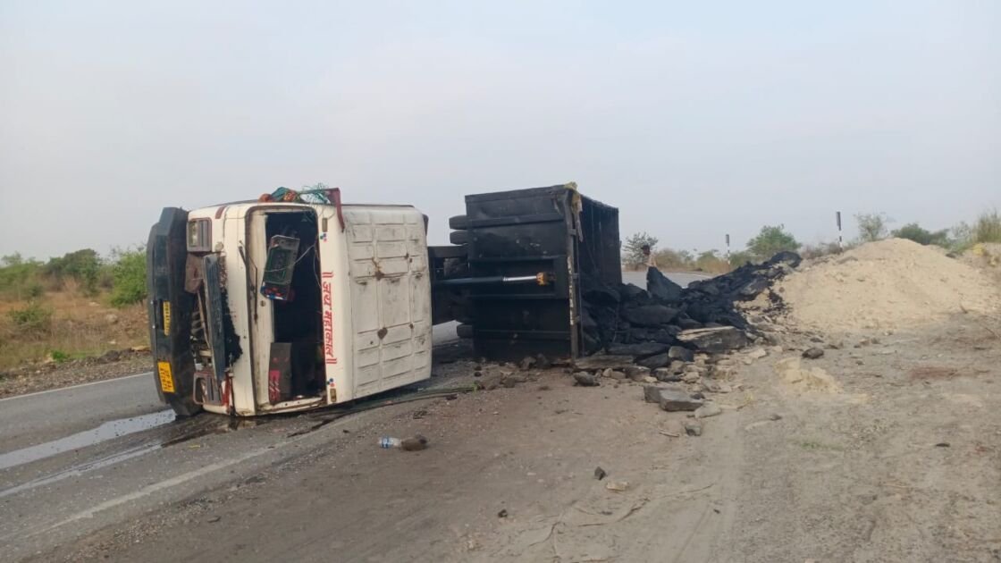 मीरजापुर में कोयला लदी ट्रक पलटने की घटना
