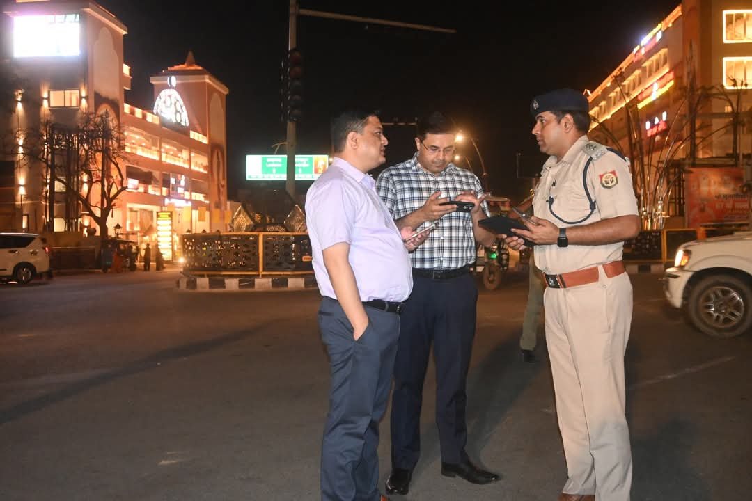अयोध्या में रात के समय सुरक्षा निरीक्षण करते DM और SSP