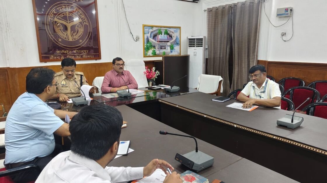 मीरजापुर में नशा नियंत्रण अभियान की समीक्षा करते अधिकारी