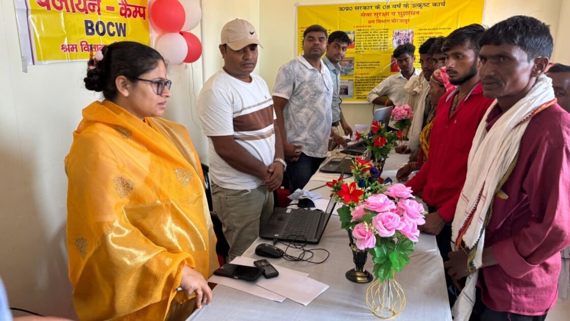 विन्ध्य विश्वविद्यालय में श्रमिक पंजीकरण कैम्प का उद्घाटन करतीं जिलाधिकारी