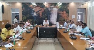 मीरजापुर में मंडलीय उद्योग बंधु की बैठक में भाग लेते मंडलायुक्त