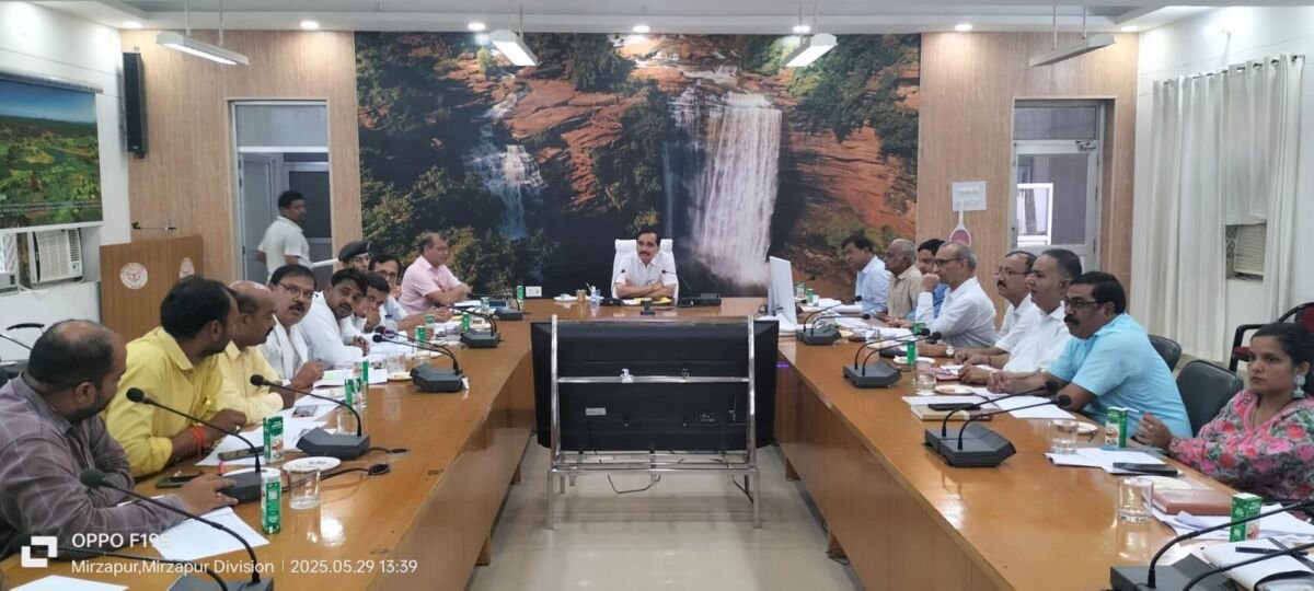 मीरजापुर में मंडलीय उद्योग बंधु की बैठक में भाग लेते मंडलायुक्त
