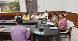 मीरजापुर में ADM व ASP द्वारा जनप्रतिनिधियों के साथ बैठक करते हुए