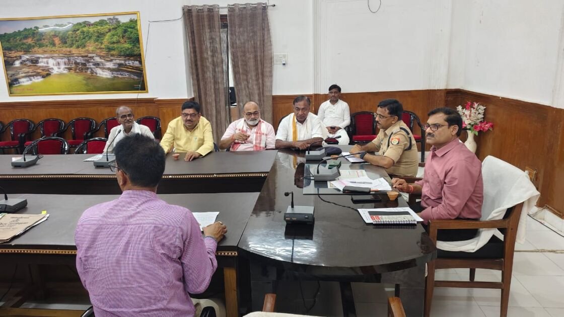 मीरजापुर में ADM व ASP द्वारा जनप्रतिनिधियों के साथ बैठक करते हुए