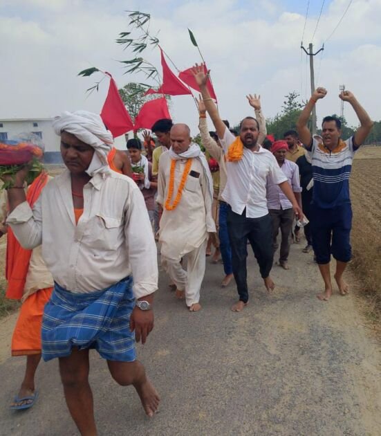 देवरिया में डीह बाबा की विवाह यात्रा का भव्य दृश्य