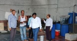 देवरिया में पनीर नमूना जांच के दौरान खाद्य सुरक्षा अधिकारी
