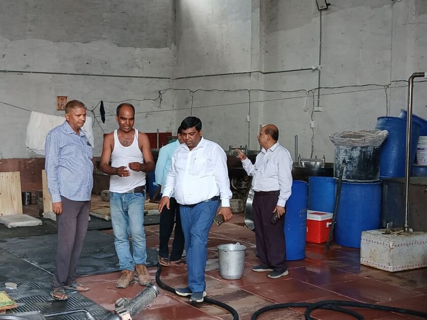 देवरिया में पनीर नमूना जांच के दौरान खाद्य सुरक्षा अधिकारी