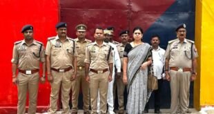 देवरिया जिला कारागार का निरीक्षण करतीं जिलाधिकारी दिव्या मित्तल और एसपी विक्रान्त वीर