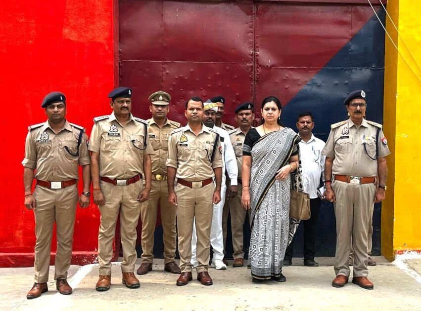 देवरिया जिला कारागार का निरीक्षण करतीं जिलाधिकारी दिव्या मित्तल और एसपी विक्रान्त वीर