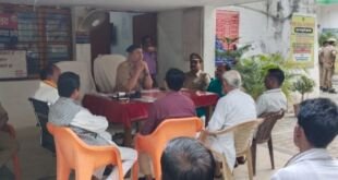 देवरिया में बकरीद को लेकर पीस कमिटी की बैठक करते पुलिस अधिकारी