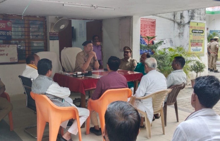 देवरिया में बकरीद को लेकर पीस कमिटी की बैठक करते पुलिस अधिकारी