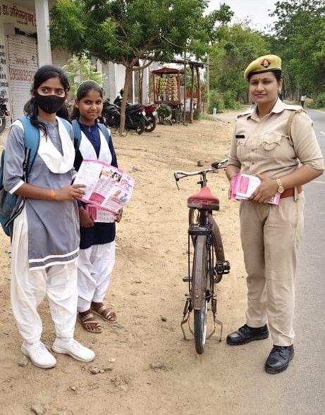 देवरिया - महिलाओं एवं बलिकाओं को वितरित किये गये टेम्पलेट व विभिन्न हेल्पलाइन नम्बरों से अवगत कराया गया 1 img 20250519 wa00028828064466545746020