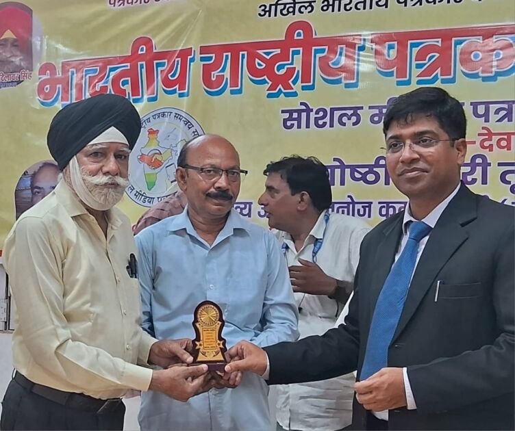 सलेमपुर/देवरिया - 'नारी तू नारायणी' कार्यक्रम में प्रशासनिक अधिकारियों, समाजसेवियों और पत्रकार साथियों का सम्मान 1 IMG 20250609 WA0009