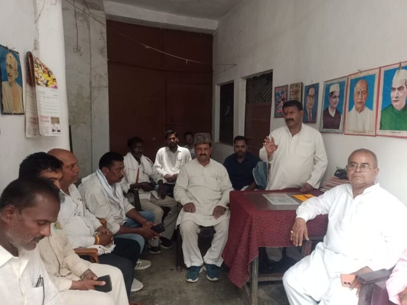 सलेमपुर में 'संविधान बचाओ, कांग्रेस लाओ' बाइक यात्रा को लेकर कांग्रेस की रणनीतिक बैठक 1 IMG 20250610 WA0011