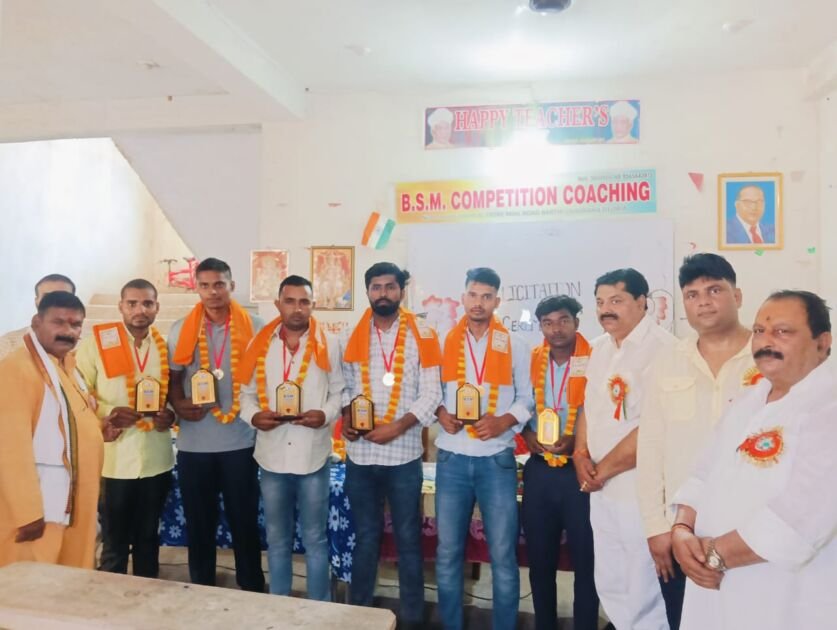 सलेमपुर /देवरिया - क्षेत्र वासियों ने किया पुलिस भर्ती में सफल नौजवानों का स्वागत 1 IMG 20250615 WA0003