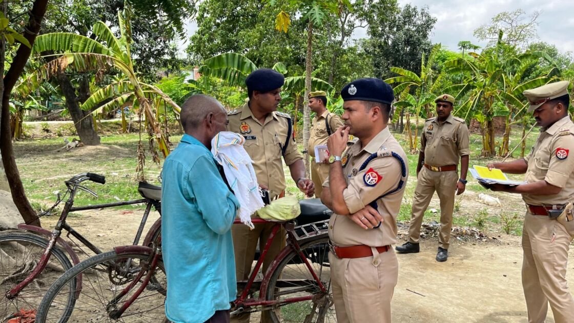 पुलिस अधीक्षक देवरिया श्री विक्रान्त वीर के द्वारा थाना रुद्रपुर क्षेत्रान्तर्गत ग्राम विट्ठलपुर घटनास्थल का किया गया निरीक्षण 1 IMG 20250628 WA0005