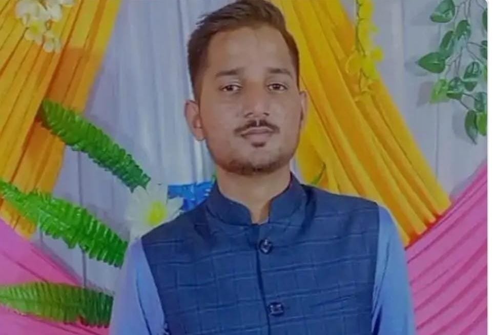 अभिषेक तिवारी की हाईकोर्ट इलाहाबाद में नियुक्ति पर क्षेत्रीय लोगों ने दी बधाई अभिषेक तिवारी की हाईकोर्ट इलाहाबाद में नियुक्ति पर क्षेत्रीय लोगों ने दी बधाई