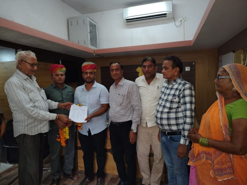 भीनमाल नगर पालिका कर्मचारी फेडरेशन की नई कार्यकारिणी के साथ संजय जोशी